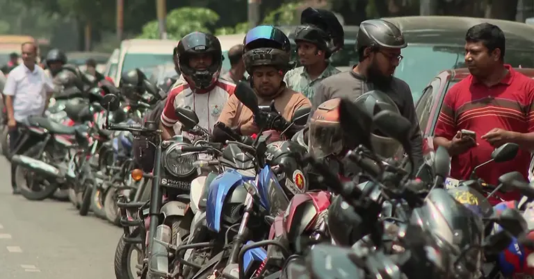 তেলের জন্য দীর্ঘ লাইন